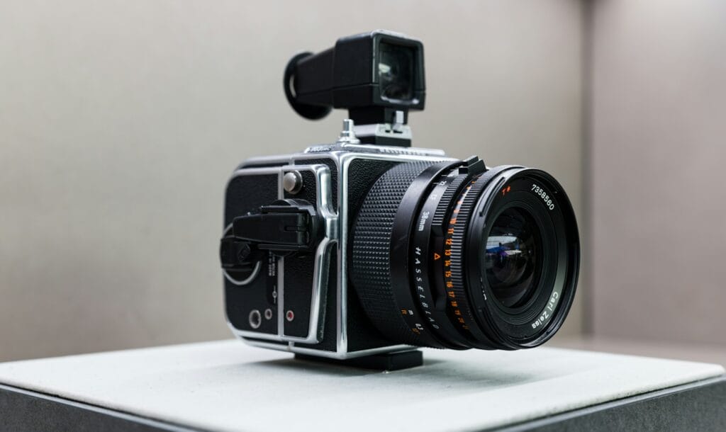 La fotografia svedese, dalla luce del Nord alla Luna: Hasselblad e la tradizione visiva scandinava 5 a camera sitting on top of a white box stockpack unsplash