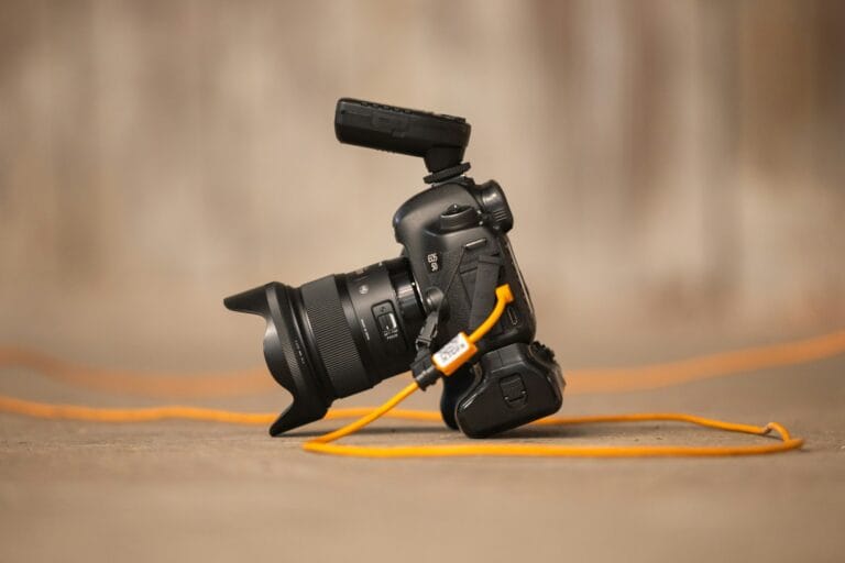 Tethering fotografico: scatto remoto, software e gestione file in tempo reale 42 a camera with a yellow cord attached to it stockpack unsplash