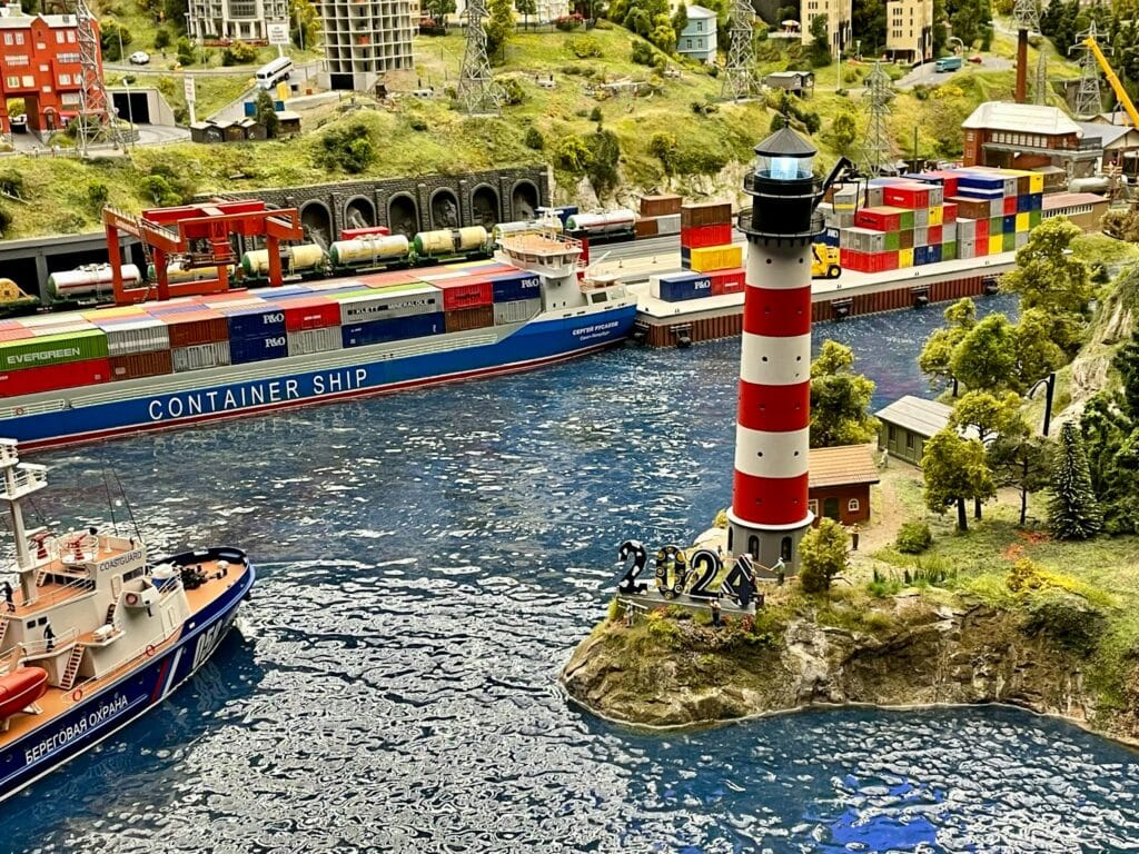 Tilt-Shift e Obiettivi PC: Controllo della Prospettiva tra Fisica dell’Ottica, Architettura e Still Life nella Teoria dell’Immagine 5 Tilt-Shift e Obiettivi PC: Controllo della Prospettiva tra Fisica dell’Ottica, Architettura e Still Life nella Teoria dell’Immagine