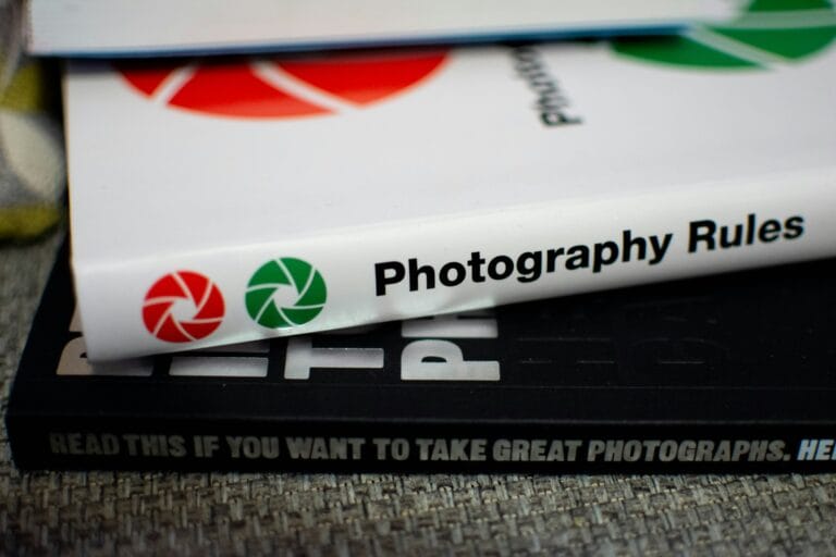 Il formato giusto: quando e perché scegliere il formato di immagine più adatto 9 a stack of books sitting on top of each other stockpack unsplash