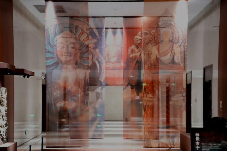 Doppia esposizione in camera: guida tecnica all'esposizione multipla digitale 3 statues and artwork displayed in a museum hallway stockpack unsplash