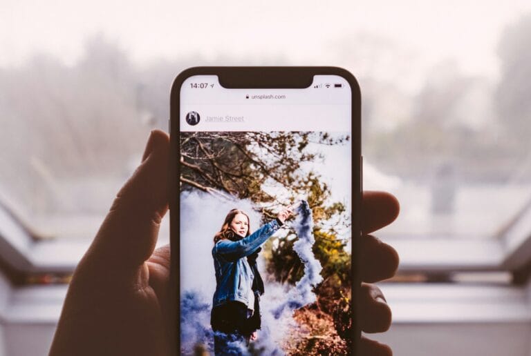 Il mondo dopo Kodak 4 woman wearing blue denim jacket standing screengrab stockpack unsplash