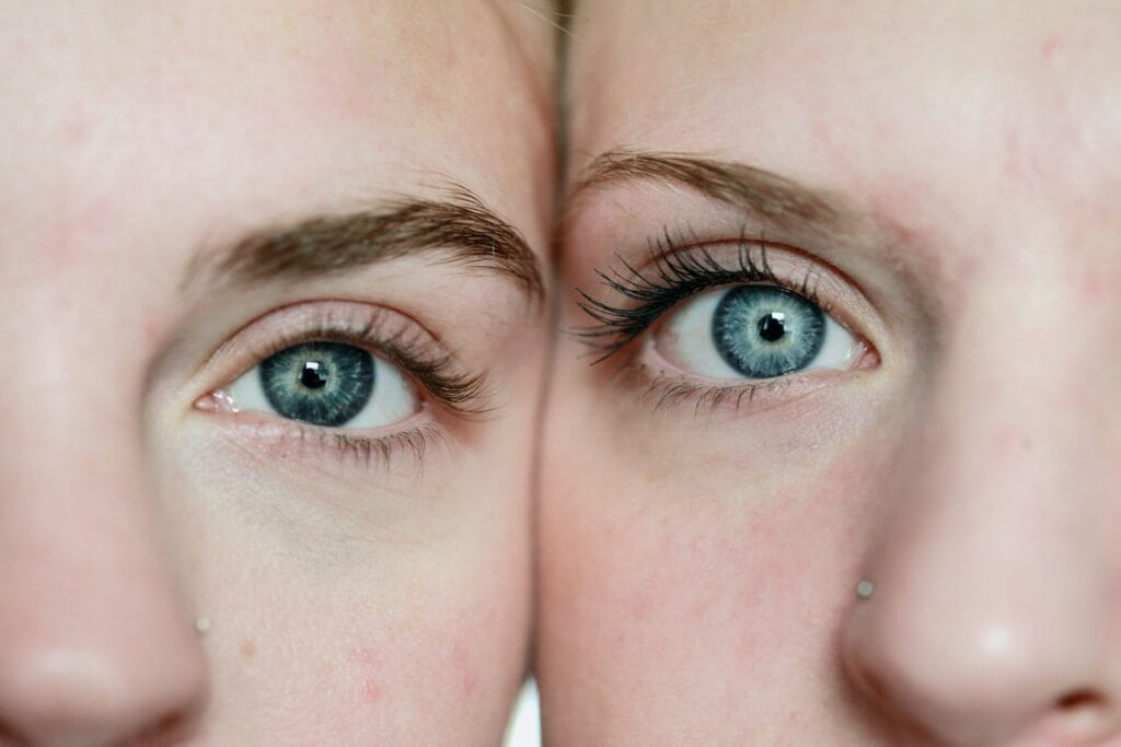Eye AF e Face Detection: Storia, Evoluzione e Come Usarli al Meglio 3 A close up macro shot of two girls with blue eyes. These girls are my two eldest daughters. I shot this using available natural light from a south facing window.