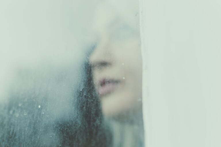Il 'fuori campo' in fotografia: cosa non si vede e perchè conta 20 a moment of reflection or looking out stockpack unsplash