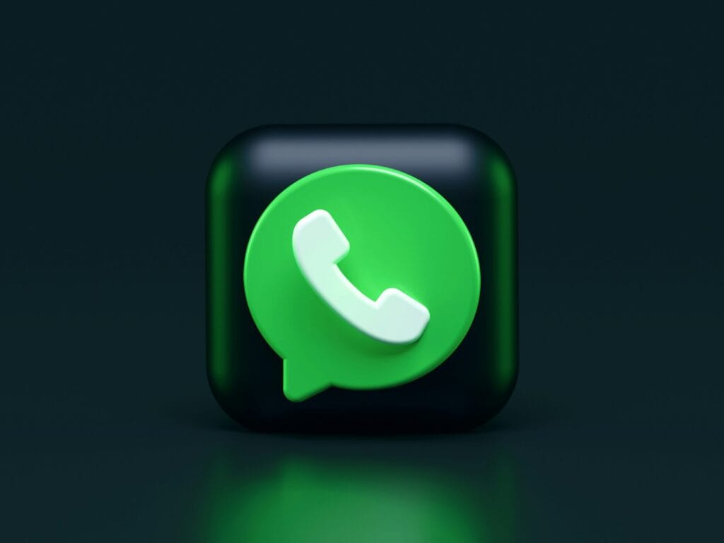 WhatsApp e il potere senza responsabilità: quando bloccare un account diventa un atto arbitrario 1 green and white apple logo